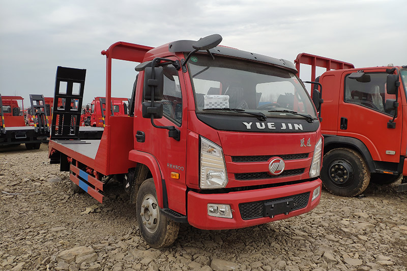 挖機(jī)平板運(yùn)輸車夏季行車安全應(yīng)放在第一位